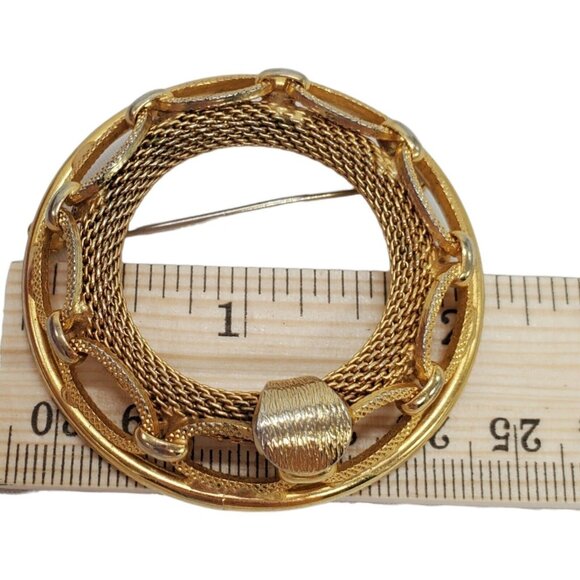 Vtg Round Mesh Chain Brooch Pin Gold Tone Nautical Circle Wreath Statement 2-1/8 - Picture 7 of 7